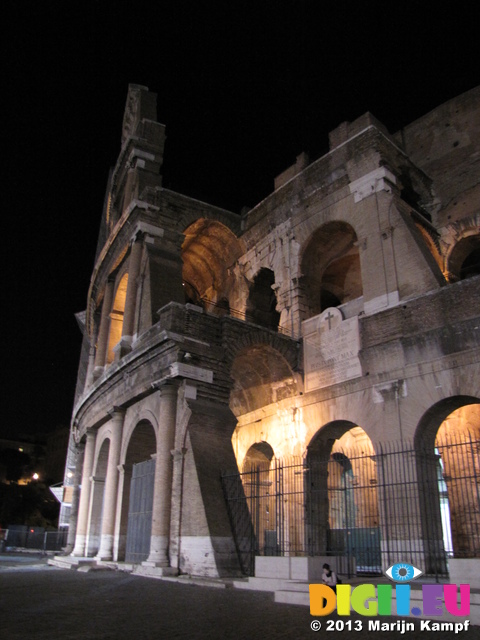 SX31640 Colosseum at night